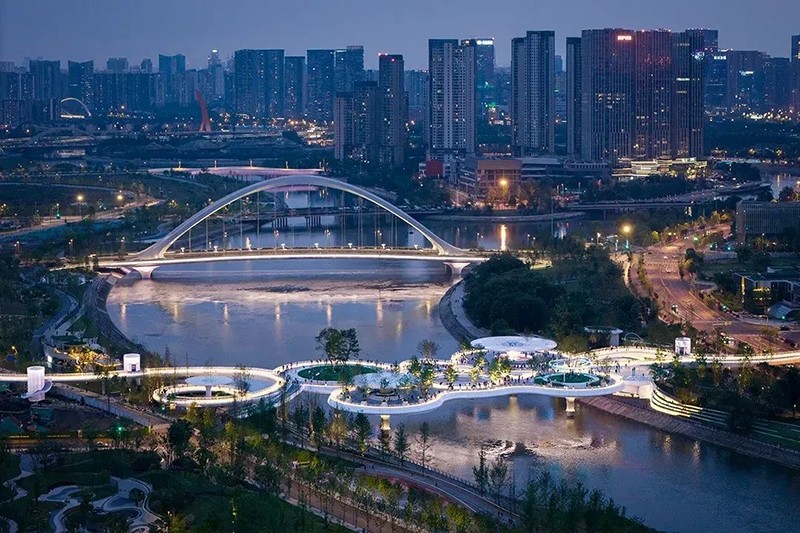 成都漂浮公園，一座橋，九種風景